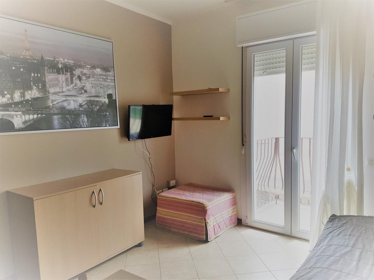 Residence Uno Studio&Suites Rimini Exteriör bild