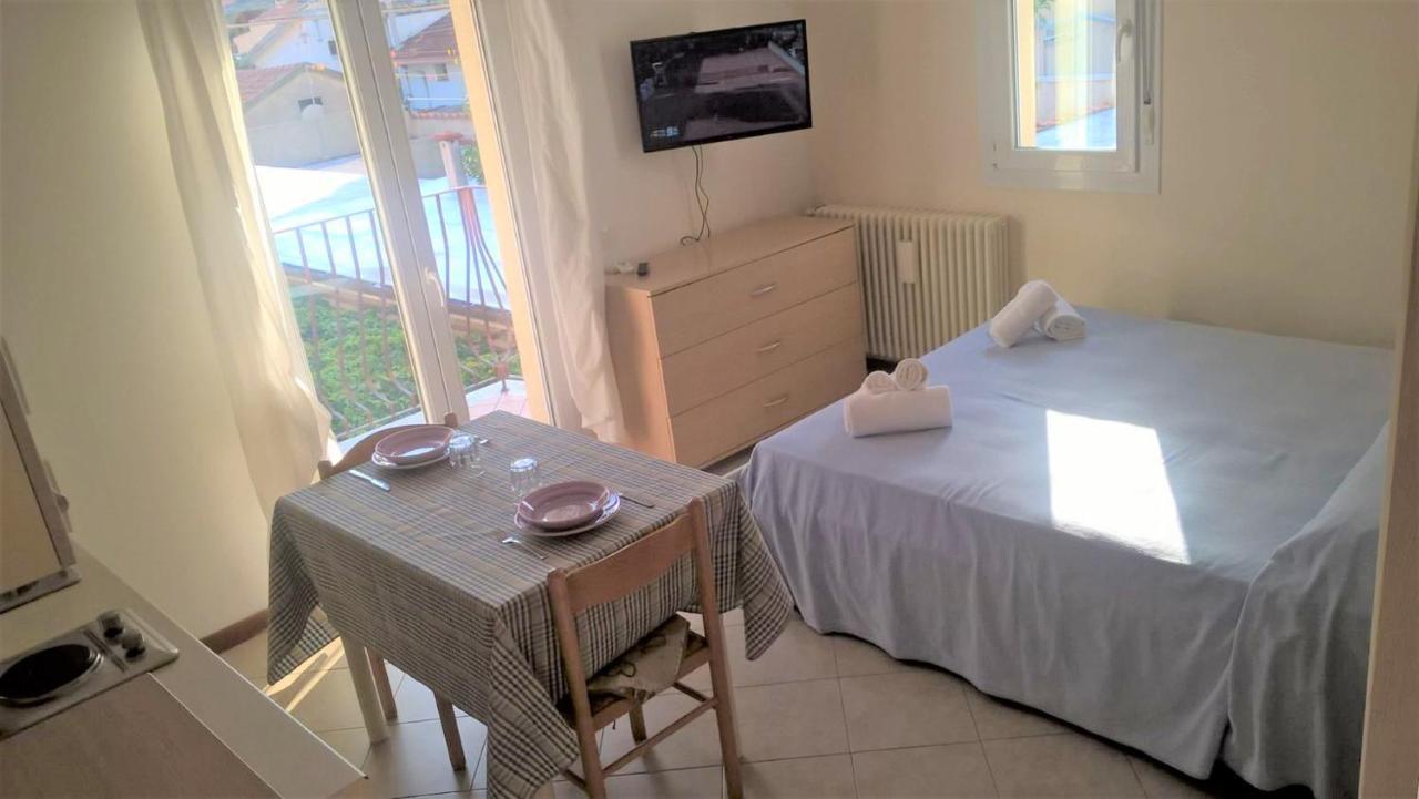 Residence Uno Studio&Suites Rimini Exteriör bild